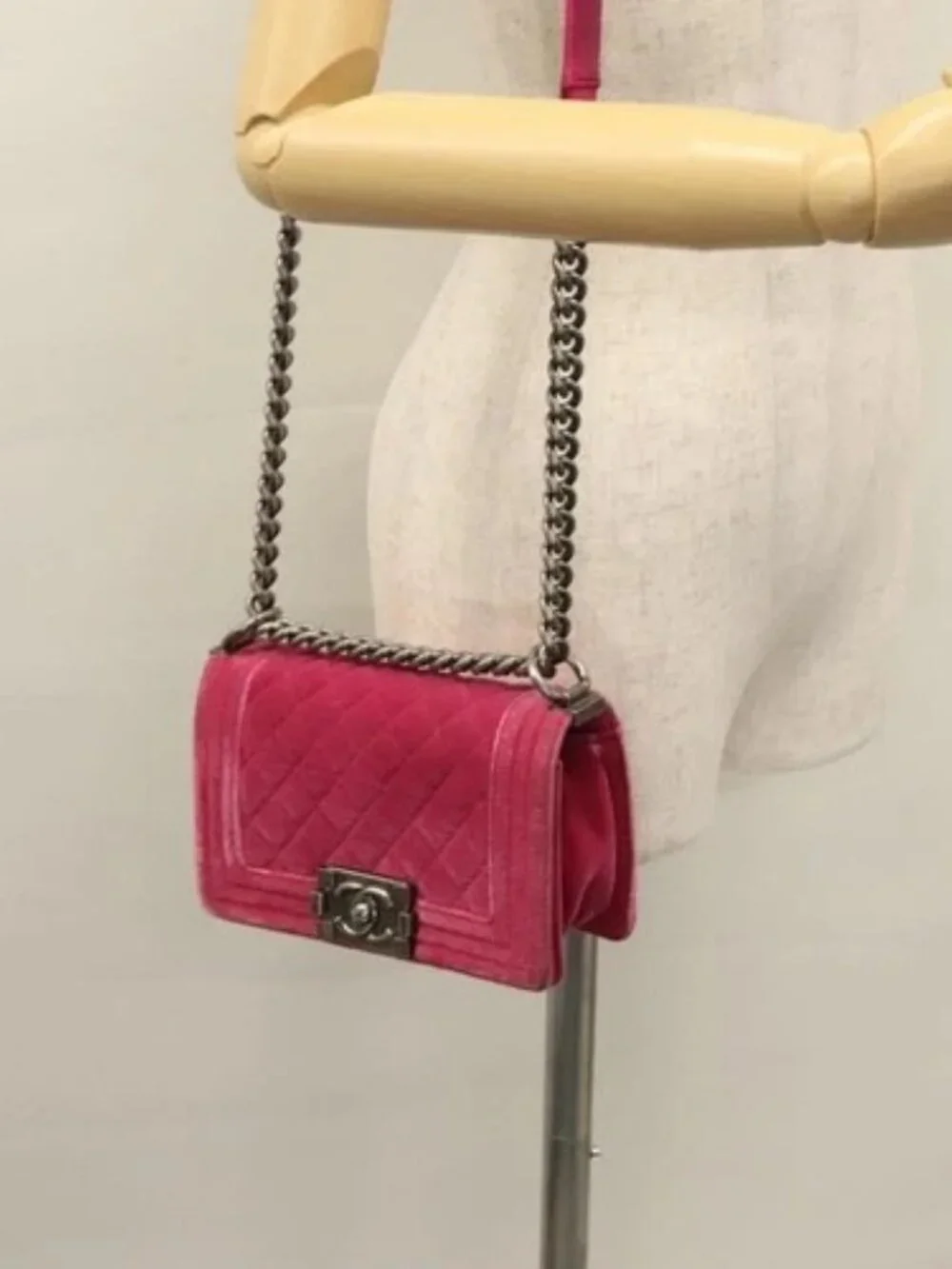 CHANEL brand	chanel color	pink
